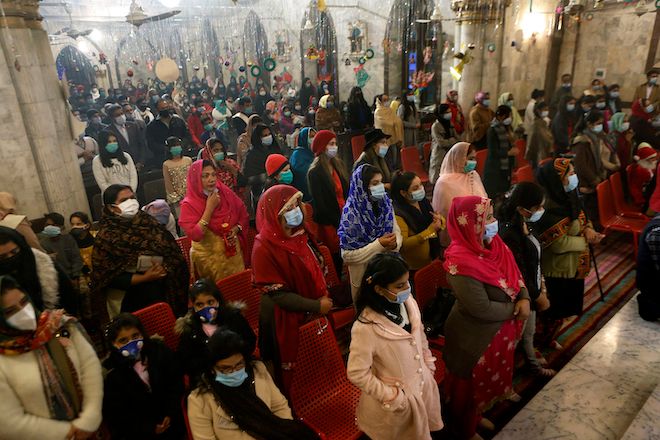Χριστιανοί στην χριστουγεννιάτικη λειτουργία της εκκλησίας του Αγίου Αντωνίου στη Λαχόρη του Πακιστάν, 25 Δεκεμβρίου 2020. 