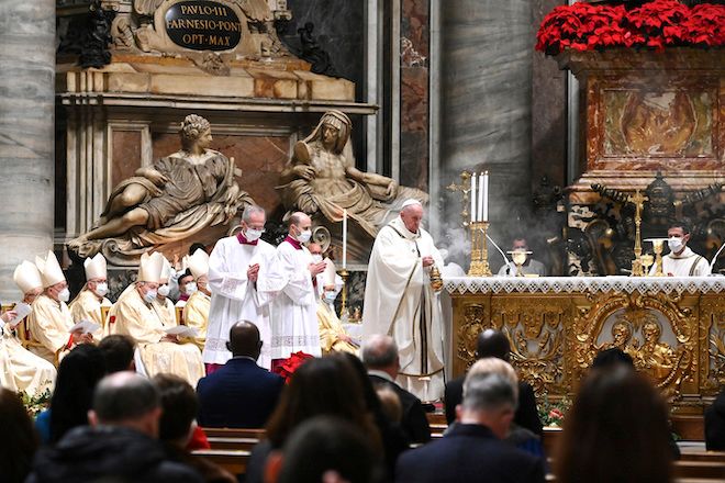 Ο Πάπας Φραγκίσκος στη Λειτουργία της παραμονής των Χριστουγέννων, στη Βασιλική του Αγίου Πέτρου στο Βατικανό, 24 Δεκεμβρίου 2020. 