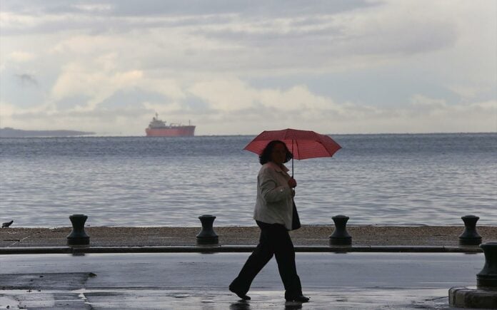 Καιρός σήμερα Σάββατο με τοπικές βροχές και πτώση θερμοκρασίας