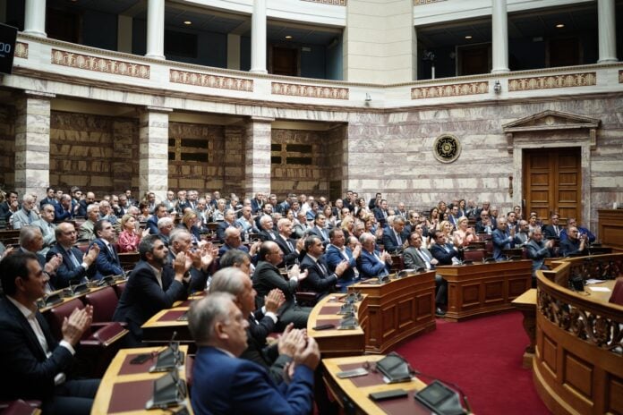 Στρατηγική Σύσφιξης Σχέσεων Μεταξύ Υπουργών και Βουλευτών Στη Νέα Δημοκρατία