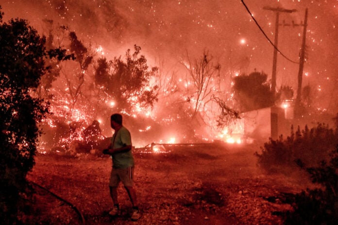 Κατάσταση έκτακτης ανάγκης λόγω πυρκαγιάς στο Ξυλόκαστρο και ανησυχίες για αναζωπυρώσεις