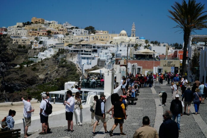 Ανησυχία της Ένωσης Ξενοδόχων Σαντορίνης για τα μέτρα της κυβέρνησης στον τουρισμό