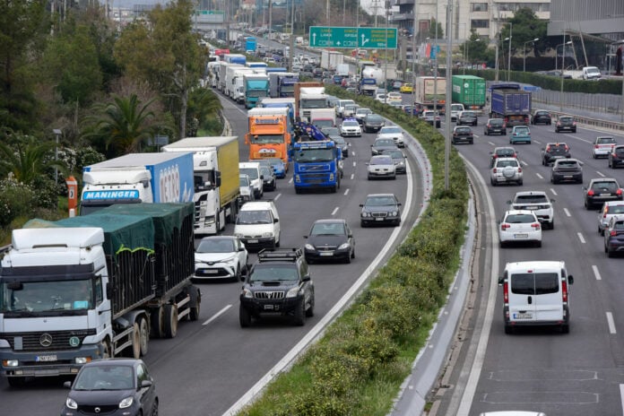 Φωτιά σε φορτηγό στην Εθνική Οδό Αθηνών Θεσσαλονίκης κατασβέστηκε από την Πυροσβεστική