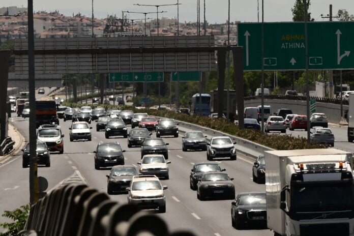 Δυσκολίες στην κυκλοφορία λόγω ανατροπής φορτηγού στο λεκανοπέδιο