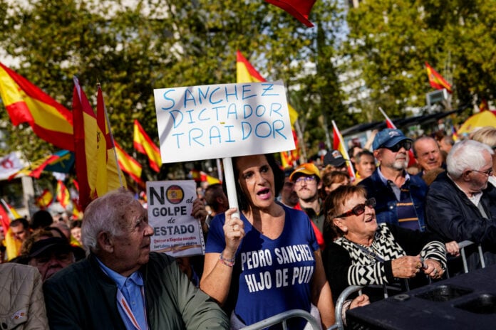 Διαδήλωσαν στη Μαδρίτη κατά του Πέδρο Σάντσεθ ζητώντας πρόωρες εκλογές