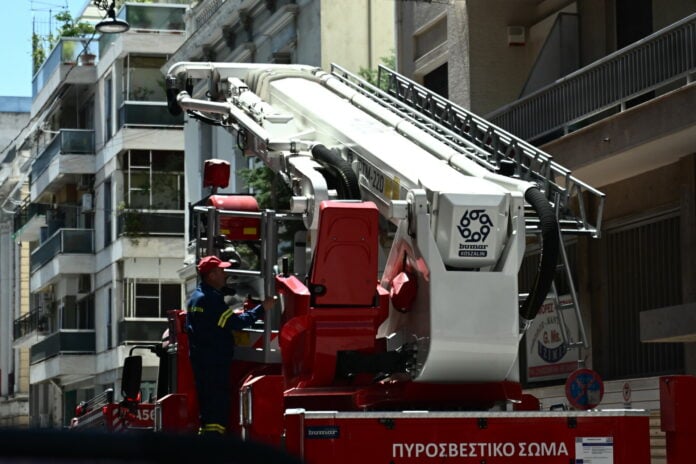 Πυρκαγιά σε εγκαταλελειμμένο κτίριο στον Πειραιά με συμμετοχή 18 πυροσβεστών