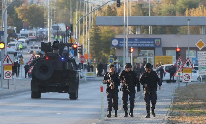 Τρομοκρατική επίθεση στις εγκαταστάσεις της τουρκικής αεροδιαστημικής βιομηχανίας προκαλεί σοκ και ερωτήματα στην Τουρκία